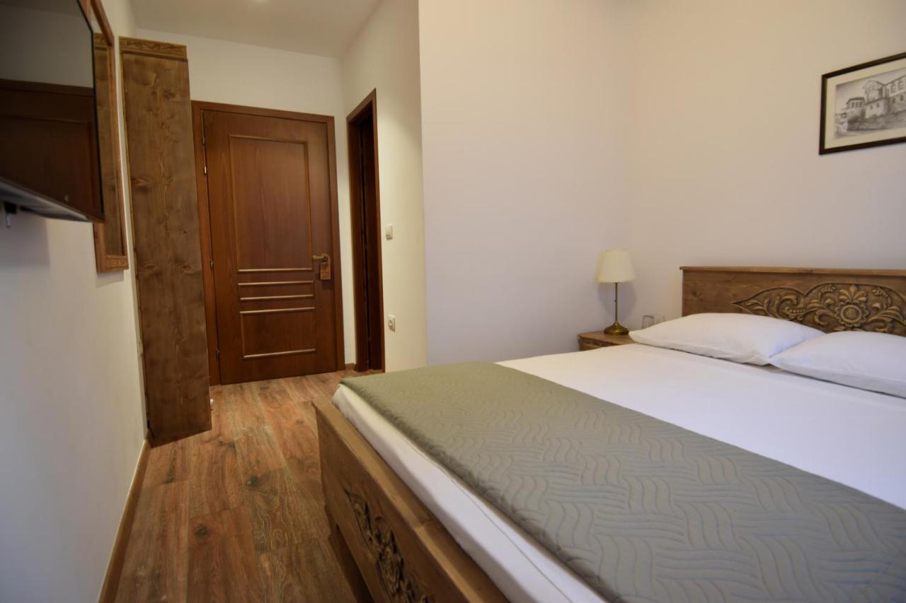 4 Rooms Since 1950 จีโรคาสเตอร์ ภายนอก รูปภาพ