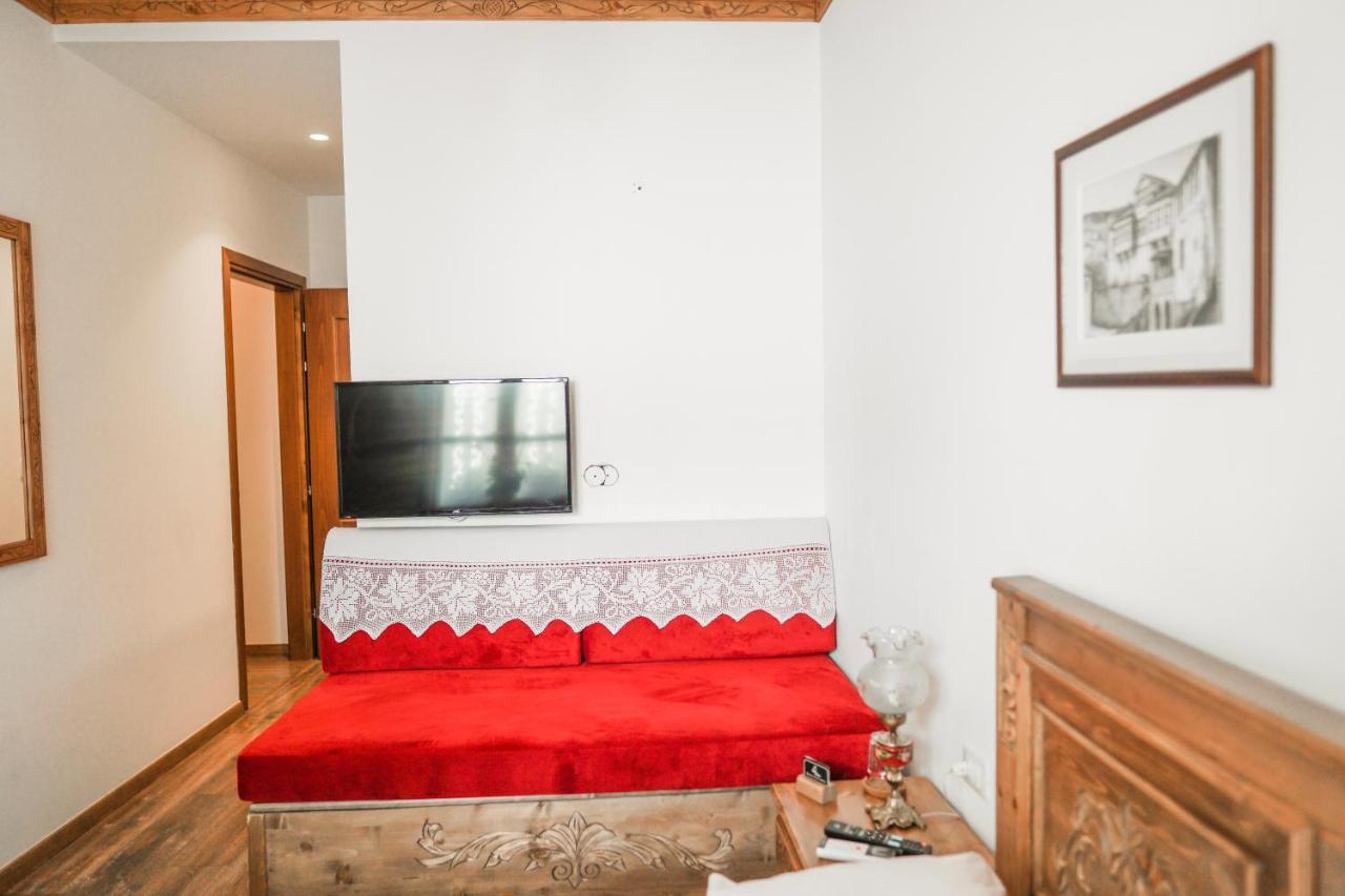 4 Rooms Since 1950 จีโรคาสเตอร์ ภายนอก รูปภาพ